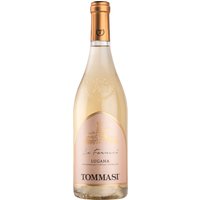 Innerhalb von vier Generationen ist aus einem kleinen Weingarten im venezianischen Valpolicella das Familienunternehmen Tommasi mit zahlreichen Weingütern in besten Lagen Italiens geworden. Dieser süffige Weißwein aus der Rebsorte Trebbiano di Lugana (Verdicchio) stammt aus der Lombardei. Aromatische Noten von tropischer Frucht und Salbei passen perfekt zur Planung des nächsten Italienurlaubs - oder zumindest zum Träumen davon.