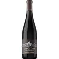Der Chardonnay präsentiert sich in hellem Strohgelb und verführt mit Aromen von Pflaume