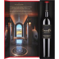 Dunkles Granatrot mit rubinfarbenem Rand und großer Tiefe prägt den Eindruck des Ernie Els Signature aus Stellenbosch. Das Bouquet zeigt würzige Noten von Zedernholz