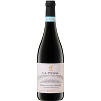 Der Cantine Spinelli La Tessa Montepulciano d'Abruzzo 2023 zeigt sich in einem intensiven Rubinrot mit brillanten violetten sowie granatroten Reflexen. In der Nase entfaltet er großzügige Aromen von reifen roten Früchten kombiniert mit zarten Gewürznoten und Nuancen von Waldfrüchten und Lakritze. Am Gaumen überzeugt der Wein durch seine gute Struktur