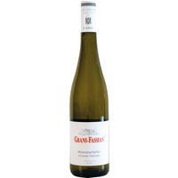 Der Mineralschiefer Riesling des VDP-Weinguts Grans-Fassian stammt von den wunderschönen Hängen der Mosel. Seine auffallende Mineralität ist eine typische Charaktereigenschaft für Weine aus dieser Region. Er zeichnet sich durch eine lebhafte Art aus. Zu Beginn werden Zitrusfrüchte und Aromen von knackigen Äpfeln deutlich. Gibt man ihm etwas Zeit werden die fruchtigen Aromen von Aprikosen und Pfirsichen immer präsenter.