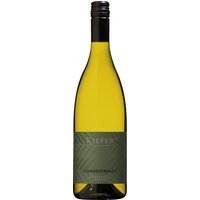 Der Herrenbuck Chardonnay vom Weingut Kiefer zeigt sich vollmundig und elegant im Glas. Die Bodenbeschaffenheit der Lage bei Eichstetten zeichnet sich durch vulkanisches Gestein mit kalkhaltiger Lössauflage aus. Zusammen mit dem milden Klima sind dies beste Bedingungen für die burgundische Rebsorte. Der trockene Weißwein besitzt intensive Aromen gelber Früchte und eine gut eingebundene Säurestruktur. Ein idealer Begleiter zu hellem Fleisch.