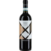Im Piemont entstehen unter fachkundiger Leitung von Terre da Vino aus Barbera-Trauben rund um Alba Weine mit Charakter. Der Jahrgang 2023 zeigt sich in einem tiefdunklen Rot mit einem Duft von saftiger Pflaume und feiner Vanille. Am Gaumen präsentiert er sich delikat