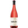 Der Valdecuevas Rosado 2023 kombiniert Tempranillo und Verdejo zu einer lebendigen Cuvée mit Aromen von roten und schwarzen Früchten. Der trockene Geschmack verleiht dem Rosé eine frische und saftige Struktur. Die Produktion ist streng limitiert