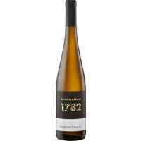 Der Oberkircher Klingelberger 1782 Spätlese des Jahrgangs 2022 präsentiert sich im Glas in einem leuchtenden Strohgelb. Die aromatische Vielfalt reicht von reifen Pfirsichen und saftigen Zitrusfrüchten bis hin zu erfrischender Stachelbeere. Vegetative Noten von frisch gemähtem Gras und eine dezente Röstaromatik runden das Duftprofil ab. Am Gaumen zeigt sich der Wein mit einer rassigen Säure