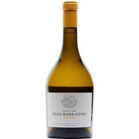 Eine blass zitronengelbe Farbe mit funkelnder Mitte kennzeichnet den Pazo Barrantes 2021 von Marqués de Murrieta. Dieser Albariño aus der Weinregion Rías Baixas DOP entfaltet ein intensives Duftspiel aus Zitrusfrüchten