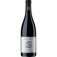 Der Saulheimer Kalkstein Spätburgunder ist ein gelungenes Beispiel für die herausragende Qualität der Weine aus dem Hause Thörle und gleichzeitig ein typischer Vertreter eines mineralisch geprägten Weines dieser Rebsorte. Aromen von vollreifen Schwarzkirschen
