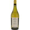Der Arbois Savagnin sous Voile aus dem Jura durchlief eine Reifung von rund fünf Jahren unter Florhefe. Der Weißwein überzeugt mit einer ungewöhnlichen Intensität und eleganter Frische. Im Bouquet verbinden sich komplexe Aromen von Zitrus und Geißblatt mit Noten gerösteter Nüsse und grüner Walnuss. Die Würzigkeit wird von kraftvollen gelben Fruchtakzenten unterstützt. Eine feine oxidative Nuance prägt das Profil und verleiht dem Wein einen charakteristischen Ausdruck. Er passt gut zu kräftigem Käse oder Geflügel. Die Expertise des Erzeugers zeigt sich besonders in der ausgewogenen Struktur