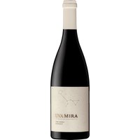 Ein helles Granatrot verleiht dem Uva Mira The Mira Shiraz aus dem Jahr 2018 seine unwiderstehliche Aura. Sein Bouquet besticht durch die Kombination von roten Johannisbeeren