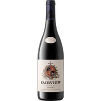 Tief rubinrot präsentiert sich der Fairview Shiraz 2021 aus Western Cape und entfaltet ein intensives Aroma von schwarzen Johannisbeeren