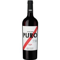 Dunkelrot mit violetten Reflexen zeigt sich der Puro Corte 2022. Dieser Rotwein begeistert mit kräftigen Aromen reifer Kirschen und schwarzer Beeren