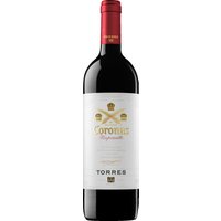 Der Coronas Tempranillo von Miguel Torres präsentiert sich in einem zarten Kirschrot mit ziegelfarbenem Glanz. Das elegante Bouquet besticht durch eine feine Balance der rebsortentypischen Aromen von Waldbeeren und Lakritz