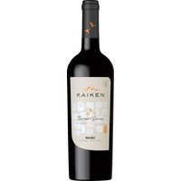 Argentiniens Hochlagen prägen den Charakter dieses Weins: Der Kaiken Terroir Series Malbec 2022 zeigt intensive Noten dunkler Früchte und feinen Kakao. Im Bouquet verbinden sich blumig-fruchtige Eindrücke mit einer dezenten Kräuterwürze und mineralischen Anklängen. Am Gaumen überzeugt er ausgewogen
