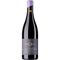 Der Rings Sand & Kiesel 2022 stammt aus der Pfalz und umfasst 100% Portugieser von alten Reben. Er zeigt eine eindrucksvolle Balance aus Kraft und Finesse. Die würzige Aromatik kombiniert feine Tabak- und Holztöne mit mineralischen Nuancen und Anklängen von Wildheit. Am Gaumen entfalten sich pikante Pfeffernoten