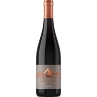 Der Les Crêtes Pinot Nero 2023 zeigt sich in einem klaren Rubinrot mit feinen Aromen roter Früchte und einer dezenten Würze