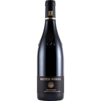 Sanfte Aromen von reifen Kirschen und roten Früchten prägen das Bouquet dieses Spätburgunders aus der Ahr. Subtile Noten von Vanille und feinem Zedernholz verleihen dem Wein Tiefe