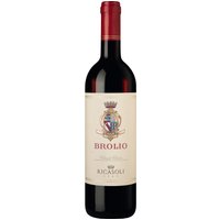 Eine tiefe rubinrote Farbe und ein Bouquet von roten Beeren mit einem Hauch von Vanille und Lakritze zeichnen den Brolio Chianti Classico aus dem Herzen der Toskana aus. Im Geschmack zeigt er eine samtige und komplexe Textur und eine große Harmonie. Sein langer mineralischer Abgang deutet an