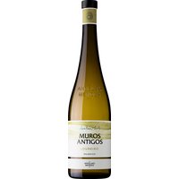 Dieser reinsortige Loureiro von der portugiesischen Winzerlegende Anselmo Mendes stammt von kargen Granitböden im Vinho Verde. So zeigt der Muros Antigos Loureiro neben einer vielschichtigen Frucht-Aromatik auch eine elegante