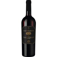Reinsortig aus Sangiovese erzeugt bringt der 3 Generazioni die ganze Kraft und Ausdrucksstärke der Rebsorte mit. Und das auf besonders samtig-üppige Weise. Der Duft von dunklen Beeren und getrockneter Pflaume lässt bereits auf die Fülle und Intensität schließen