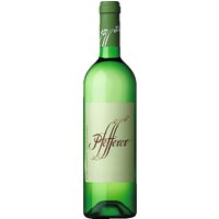 Der Pfefferer wird aus der würzigen Goldmuskatellertraube gewonnen und überzeugt durch seine jugendliche Frische und sein pikantes würziges Aroma. Eine der ältesten Traubensorten der Welt macht diesen Wein ideal als Aperitif oder zu Fisch. Er gedeiht auf den sandigen Schotterböden der Dolomiten. Seine feine Struktur und seine zarten Fruchtnoten runden diesen Südtiroler Weißwein ab.