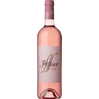 Dieser Wein macht seinem Namen alle Ehre: Leuchtend frisch scheint der Rosé-Ton des Pfefferer durch die helle Flasche. Die Nase ist von Erdbeer- und Pfirsichfrucht dominiert