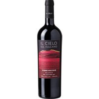 Der Star der „Il Cielo“ Linie vom Fuße des Vulture Vulkans reift bis zur Perfektion 9 Monate in kleinen Holzfässern.Dieser tiefrote Aglianico spiegelt die Größe dieser edlen und alten Rebsorte wider