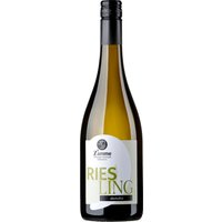 Z'amme Riesling von der Winzergenossenschaft Kallstadt eG zeigt eine ausgeprägte Frucht mit feinen mineralischen Akzenten. Das Aroma wird von floralen Noten sowie Zitrus- und Pfirsichnuancen geprägt. Die lebendige und erfrischende Säurestruktur erhält die typische Charakteristik der Rebsorte. Durch eine sorgfältige Entalkoholisierung bleibt der authentische Stil des Weins bewahrt. Die Trauben stammen aus ausgesuchten Weinbergen der Pfalz. Der Wein passt gut zu leichten Gerichten