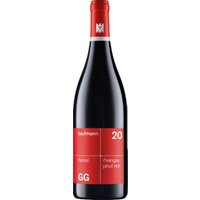 Der Kaufmann Hassel Pinot Noir GG Bio aus dem Rheingau zeigt kraftvolle Eleganz. Fein nuancierte Aromen von Himbeeren und Kirschen verbinden sich mit würzigen Noten sowie Anklängen von Graphit