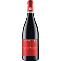 Der Pinot Noir 2023 aus biodynamischem Anbau im Rheingau präsentiert sich mit subtiler Würze und feinen Fruchtnuancen. Im Bouquet entfalten sich elegante Aromen reifer Beeren und zarte florale Noten