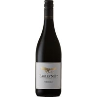 In den Höhenlagen von Constantia präsentiert sich der Eagles Nest Shiraz 2018 als Rotwein mit prägnanter Ausdruckskraft. Das Bouquet zeigt Aromen dunkler Kirschen