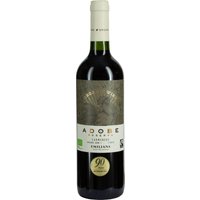 Klar strukturierte Fruchtaromen prägen den Emiliana Adobe Carmenère Reserva Bio aus dem Valle de Colchagua. Noten von Kirschen und Pflaumen verbinden sich mit feinen Gewürznuancen und dezenten Pfeffernoten. Markante Tannine sorgen für Struktur und Länge. Das Weingut Emiliana bewirtschaftet über 800 Hektar nach ökologischen Richtlinien