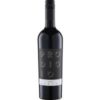 Der Prodigio del Sole Merlot 2023 aus Apulien präsentiert sich in intensivem Rubinrot. Sein Bouquet offenbart Aromen von Kirschen