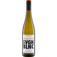 Der Young Poets Always Sunny Sauvignon Blanc 2024 aus der Pfalz bringt eine frische und lebendige Note ins Glas. Seine knackige Säure kombiniert sich harmonisch mit zitrusfruchtigen und floralen Aromen. Eine dezente Mineralität rundet das Geschmacksprofil ab und verleiht dem Wein eine klare Struktur. Dieser Weißwein aus dem Hause Lergenmüller passt gut zu Meeresfrüchten und leichten Speisen