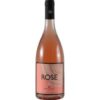 Der Rosé Costa Rosato aus der Toskana präsentiert sich in elegantem Kirschrosa. Die Verbindung aus Merlot und Cabernet Franc bringt florale Noten und intensive Fruchtigkeit zur Geltung. Am Gaumen überzeugt der Wein mit einer ausgewogenen Balance aus frischer Säure und zarten