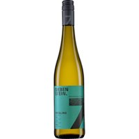 Der Riesling QbA 2023 aus der Pfalz zeigt frische Zitrusnoten kombiniert mit saftigen Pfirsicharomen und einer feinen mineralischen Note. Der trockene Stil dieses Weins ist geprägt von den günstigen Witterungsbedingungen im Jahr 2023