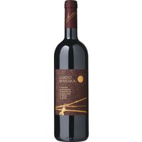 Tiefes Rubinrot mit violetten Reflexen verleiht diesem Wein eine beeindruckende Präsenz im Glas. Das intensive Bouquet vereint Aromen dunkler Früchte wie Kirschen und Brombeeren mit Gewürznoten