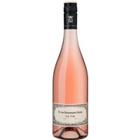 Leuchtend ist das helle Granatrot dieses trockenen und dabei sehr fruchtigen Rosés. Im Duft ein ganzer Strauß an Aromen von süßen roten Beeren und einer zarten Zitrusnote. Am Gaumen präsentiert sich der Rosé spritzig-frisch mit einer animierenden Mineralität. Das ist Trinkvergnügen pur bis in den langen