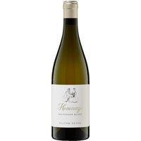 Der 2022er Oliver Zeter Sauvignon Blanc Hommage stammt aus der Pfalz und präsentiert ein ungewöhnliches Zusammenspiel von roten Beeren und exotischer Mango. Die Trauben wachsen auf skelettreichen Sandsteinböden in älteren Weinbergen