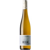 Klarheit und Frische prägen den Däuwel Wein & Sekt Riesling. Eine kräuterwürzige Nuance trifft auf Zitronenmelisse