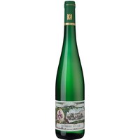 Maximin Grünhaus stellt seit dem späten Mittelalter Wein höchster Qualität her und hat seinen guten Ruf über die Jahrhunderte erhalten können. Dafür sorgen unter anderem die Spätlesen aus den Monopollagen des Weinguts. Die Abtsberg Riesling Spätlese präsentiert sich finessenreich sowie mit elegantem Süße-Säure-Spiel. Aromen gelber Früchte
