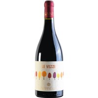 Der Vini Vannelli Le Vezze Rosso 2022 zeigt sich in tiefem Rubinrot und entfaltet intensive Aromen reifer schwarzer Kirschen sowie saftiger Pflaumen. Eine dezente Pfefferwürze setzt markante Akzente