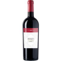 Dunkles Rot leuchtet im Glas und offenbart die dichte Struktur dieses italienischen Rotweins. Im Bouquet zeigen sich ausgeprägte Noten dunkler Früchte und eine feine Schokoladennote. Am Gaumen zeigt sich der Vinosia Messapio Primitivo Appassimento 2021 aus Kampanien intensiv und vollmundig mit klarer Fruchtfülle. Die Appassimento-Methode sorgt für einen konzentrierten Charakter. Empfehlenswert ist dieser Wein zu würzigen Speisen oder kräftigem Käse.