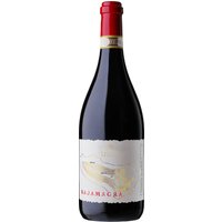 Der Vinosia Rajamagra Riserva 2017 präsentiert sich in intensivem Rubinrot und verströmt ein komplexes Bouquet mit Noten von reifen Kirschen
