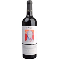 Care Garnacha Nativa 2023 von Bodegas Care stammt aus alten Garnacha-Reben und präsentiert kräftige Aromen roter und schwarzer Beeren. Ergänzt wird das Bouquet durch feine Nuancen von Kakao sowie zarte Anklänge von Kaffee. Dieser Rotwein aus Aragonien überzeugt durch eine harmonische Kombination aus Frische und milder Intensität