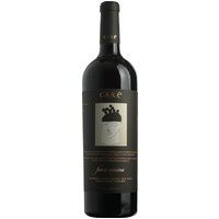 Der Care Finca Marimú 2022 ist ein spanischer Rotwein mit intensiven Aromen reifer Beerenfrüchte und einem vollmundigen Charakter. Im Bukett dominieren saftige Noten dunkler Beeren
