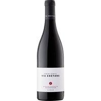 Der Rotwein aus der Terra Alta besticht durch eine intensive Farbe und beeindruckende Tiefe. Würzige Pfeffernoten verbinden sich mit Aromen von schwarzen Früchten und mediterranen Kräutern. Die Cuvée aus Garnacha Fina