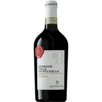 Intensives Rubinrot mit granatfarbenen Reflexen prägt diese seltene Riserva aus Venetien. Der Amarone zeigt Aromen von Tabak
