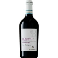 Tiefe Purpurfarbe mit feinen violetten Reflexen prägt das Erscheinungsbild des Bonfanti Valpolicella Ripasso Superiore 2019. Im Duft verbinden sich Aromen von reifen Kirschen