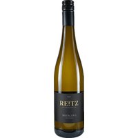 Der Reitz Riesling 2024 aus der Moselregion zeichnet sich durch eine feine Würze und lebendige Mineralität aus. Frische Säuren und eine harmonische Fruchtsüße verleihen dem Wein eine ausgewogene Struktur. Die Anbauregion ist bekannt für filigrane Weine