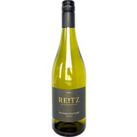 Der Reitz Weißburgunder 2024 aus der Mosel zeichnet sich durch eine elegante und klar strukturierte Art aus. Florale Noten verbinden sich mit einer feinen Würze und lebendiger Mineralität. Die exotische Fruchtaromatik verleiht dem Wein zusätzliche Tiefe und Charakter. Ausdrucksstark und dennoch ausgewogen vermittelt dieser trockene Weißwein ein komplexes Aromenspektrum. Das Weingut Reitz steht für zeitgemäßen Stil aus der Moselregion
